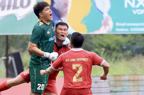 Kịch tính bóng đá sinh viên: 2 thẻ đỏ cùng 2 quả phạt đền, gay cấn đến giờ chót Kịch tính bóng đá sinh viên: 2 thẻ đỏ cùng 2 quả phạt đền, gay cấn đến giờ chót