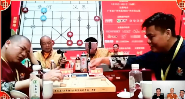 Kỳ thủ chủ nhà Trung Quốc bật khóc khi bị Lại Lý Huynh đánh bại, không thể vào chung kết Kỳ thủ chủ nhà Trung Quốc bật khóc khi bị Lại Lý Huynh đánh bại, không thể vào chung kết