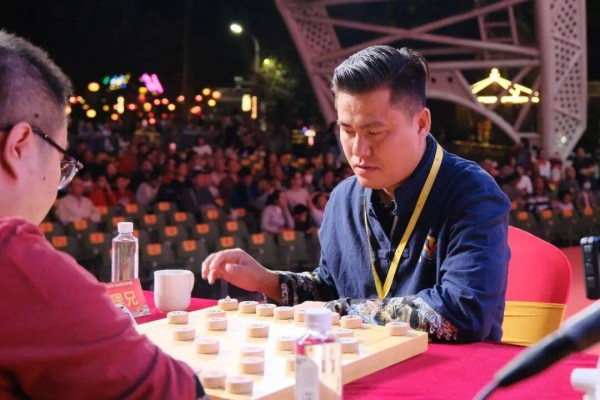 Kỳ thủ chủ nhà Trung Quốc bật khóc khi bị Lại Lý Huynh đánh bại, không thể vào chung kết Kỳ thủ chủ nhà Trung Quốc bật khóc khi bị Lại Lý Huynh đánh bại, không thể vào chung kết