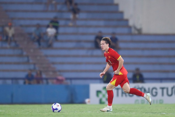 Lê Viktor đi vào lịch sử, xúc động với bàn đầu tiên cho U.23 Việt Nam