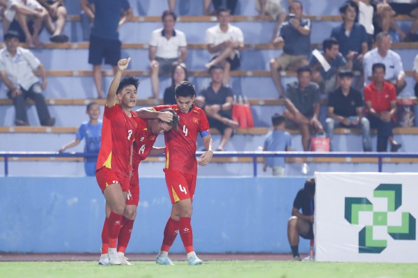 Lê Viktor đi vào lịch sử, xúc động với bàn đầu tiên cho U.23 Việt Nam