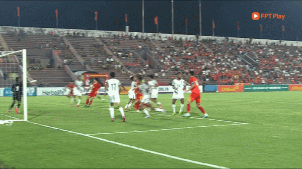 Lê Viktor đi vào lịch sử, xúc động với bàn đầu tiên cho U.23 Việt Nam