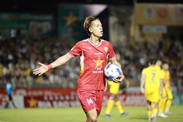 Lê Viktor tỏa sáng, Hà Tĩnh bị thẻ đỏ vẫn ‘bắt’ SLNA chia điểm: 2 bàn thắng giống hệt nhau Lê Viktor tỏa sáng, Hà Tĩnh bị thẻ đỏ vẫn ‘bắt’ SLNA chia điểm: 2 bàn thắng giống hệt nhau