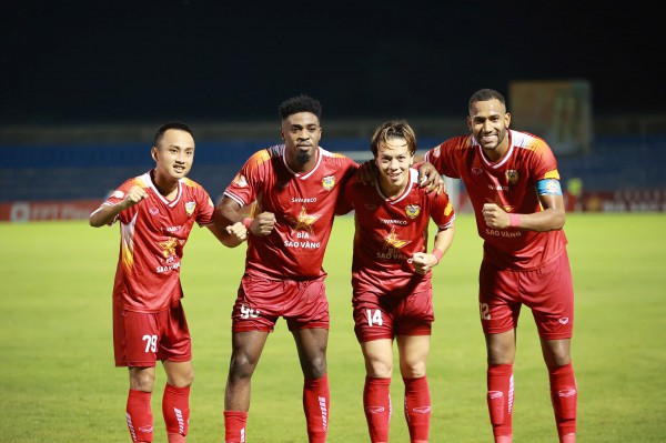 Lê Viktor tỏa sáng, Hà Tĩnh bị thẻ đỏ vẫn ‘bắt’ SLNA chia điểm: 2 bàn thắng giống hệt nhau Lê Viktor tỏa sáng, Hà Tĩnh bị thẻ đỏ vẫn ‘bắt’ SLNA chia điểm: 2 bàn thắng giống hệt nhau