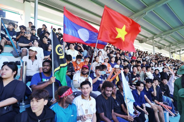 Lưu học sinh quốc tế cũng ‘bùng nổ’ trên khán đài TNSV THACO Cup 2026