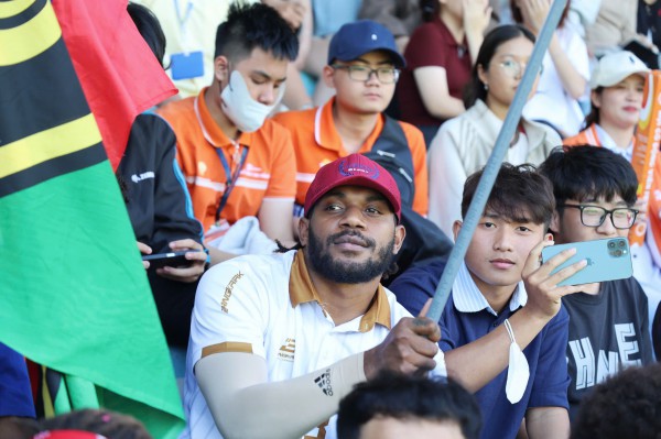 Lưu học sinh quốc tế cũng ‘bùng nổ’ trên khán đài TNSV THACO Cup 2026