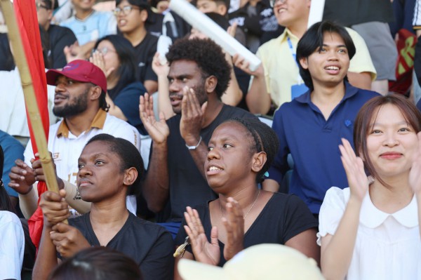 Lưu học sinh quốc tế cũng ‘bùng nổ’ trên khán đài TNSV THACO Cup 2026