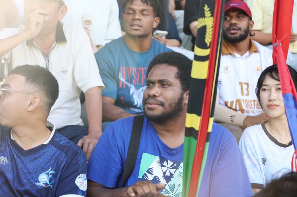 Lưu học sinh quốc tế cũng ‘bùng nổ’ trên khán đài TNSV THACO Cup 2026