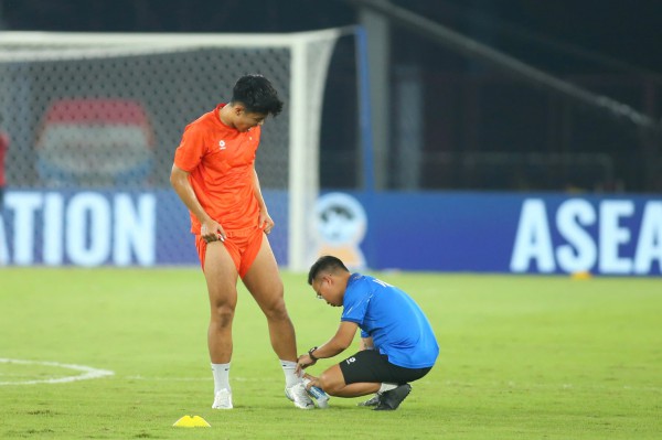 ‘Ly kỳ’ chuyện Lý Đức suýt không thể ra sân trận thắng Campuchia: Nén đau để tỏa sáng ‘Ly kỳ’ chuyện Lý Đức suýt không thể ra sân trận thắng Campuchia: Nén đau để tỏa sáng