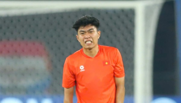 ‘Ly kỳ’ chuyện Lý Đức suýt không thể ra sân trận thắng Campuchia: Nén đau để tỏa sáng ‘Ly kỳ’ chuyện Lý Đức suýt không thể ra sân trận thắng Campuchia: Nén đau để tỏa sáng