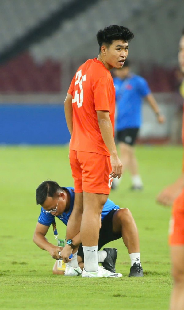 ‘Ly kỳ’ chuyện Lý Đức suýt không thể ra sân trận thắng Campuchia: Nén đau để tỏa sáng ‘Ly kỳ’ chuyện Lý Đức suýt không thể ra sân trận thắng Campuchia: Nén đau để tỏa sáng