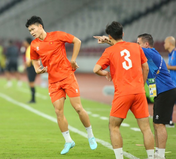 ‘Ly kỳ’ chuyện Lý Đức suýt không thể ra sân trận thắng Campuchia: Nén đau để tỏa sáng ‘Ly kỳ’ chuyện Lý Đức suýt không thể ra sân trận thắng Campuchia: Nén đau để tỏa sáng