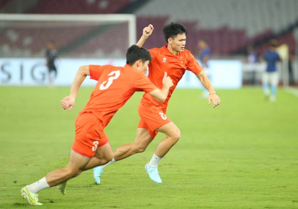 ‘Ly kỳ’ chuyện Lý Đức suýt không thể ra sân trận thắng Campuchia: Nén đau để tỏa sáng ‘Ly kỳ’ chuyện Lý Đức suýt không thể ra sân trận thắng Campuchia: Nén đau để tỏa sáng