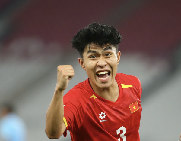 ‘Ly kỳ’ chuyện Lý Đức suýt không thể ra sân trận thắng Campuchia: Nén đau để tỏa sáng ‘Ly kỳ’ chuyện Lý Đức suýt không thể ra sân trận thắng Campuchia: Nén đau để tỏa sáng