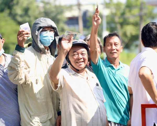 Malaysia nín thở chờ án phạt, sân Gò Đậu 'hầm hập' cơn sốt vé đội tuyển Việt Nam