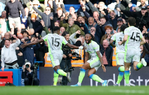 Man City phả hơi nóng lên Arsenal nhờ thắng đậm Chelsea, Tottenham chính thức 'lâm nguy'