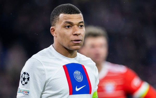 Mbappe gia nhập hội “người thừa” tại PSG