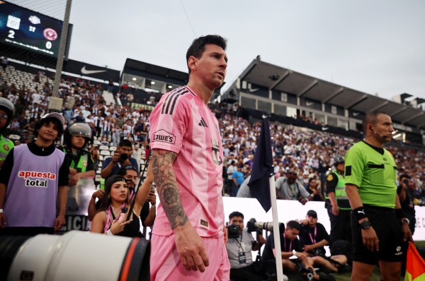 Messi mở tài khoản bàn thắng đầu tiên năm 2026, lập siêu phẩm và kiến tạo: Chỉ tiếc hòa Barcelona Ecuador