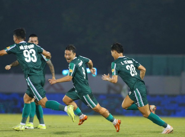 Minh Vương lập siêu phẩm đá phạt 'tuyệt đối điện ảnh', đội Công Phượng gieo sầu thầy cũ Minh Vương lập siêu phẩm đá phạt 'tuyệt đối điện ảnh', đội Công Phượng gieo sầu thầy cũ