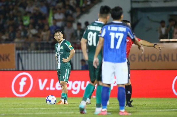 Minh Vương lập siêu phẩm đá phạt 'tuyệt đối điện ảnh', đội Công Phượng gieo sầu thầy cũ Minh Vương lập siêu phẩm đá phạt 'tuyệt đối điện ảnh', đội Công Phượng gieo sầu thầy cũ