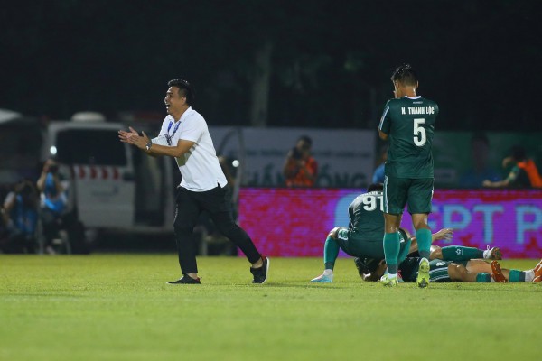 Minh Vương lập siêu phẩm đá phạt 'tuyệt đối điện ảnh', đội Công Phượng gieo sầu thầy cũ Minh Vương lập siêu phẩm đá phạt 'tuyệt đối điện ảnh', đội Công Phượng gieo sầu thầy cũ