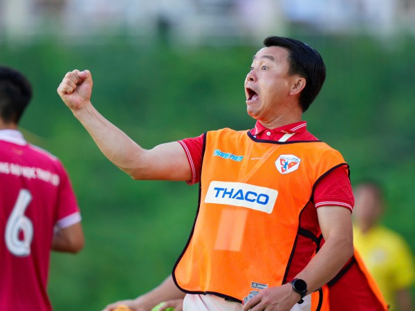 Món quà đặc biệt tặng con gái của HLV Vũ Văn Trung