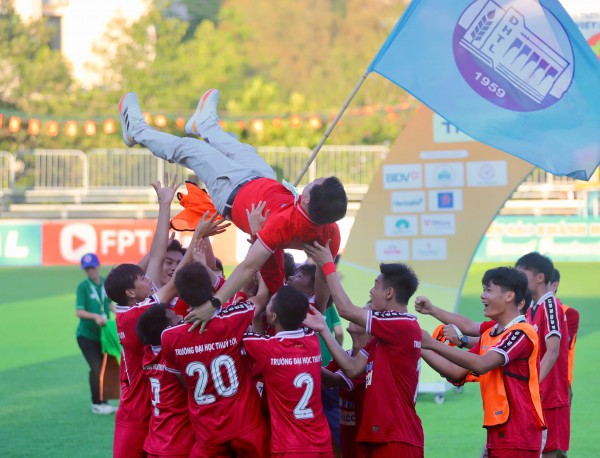 Món quà đặc biệt tặng con gái của HLV Vũ Văn Trung