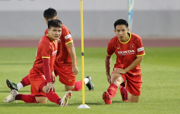 Ngày 1.12, cả đội bay sang Singapore dự AFF Cup, bất ngờ Hùng Dũng bị ‘rớt’ lại