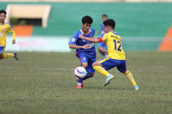 Ngày thi đấu cuối vòng loại Duyên hải miền Trung: Khán đài cực nóng, ‘mưa’ bàn thắng