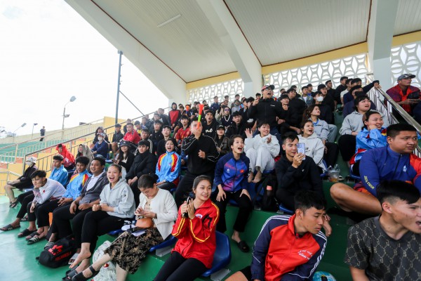 Ngày thi đấu cuối vòng loại Duyên hải miền Trung: Khán đài cực nóng, ‘mưa’ bàn thắng