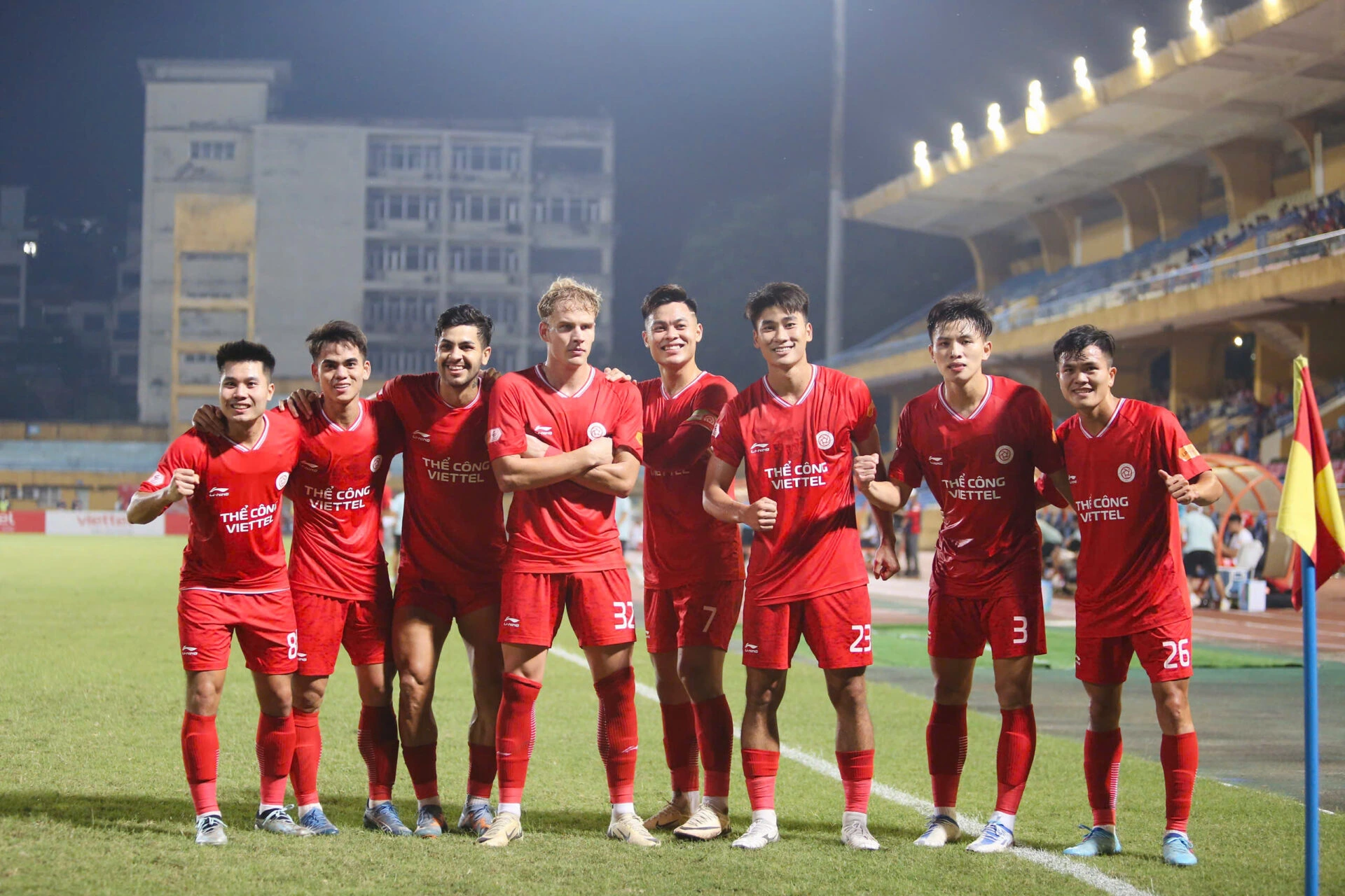 Ngôi đầu trong lặng lẽ của người ‘nói nhiều’ nhất V-League: HLV Popov