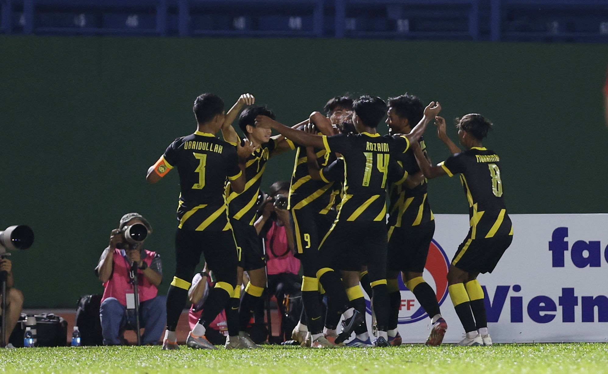 Ngược dòng thắng Malaysia 2-1, U19 Việt Nam sớm giành quyền chơi trận chung kết