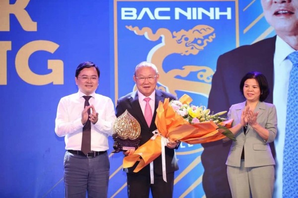 Người hùng Thường Châu Hà Đức Chinh gia nhập đội bóng triệu USD của thầy Park Người hùng Thường Châu Hà Đức Chinh gia nhập đội bóng triệu USD của thầy Park