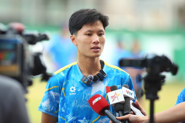 Nguyễn Thái Quốc Cường tự tin thoát bóng người anh họ Công Phượng Nguyễn Thái Quốc Cường tự tin thoát bóng người anh họ Công Phượng