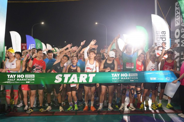 Nguyễn Thị Oanh và Nguyễn Trung Cường xuất sắc giành chức vô địch giải bán marathon Tây Hồ