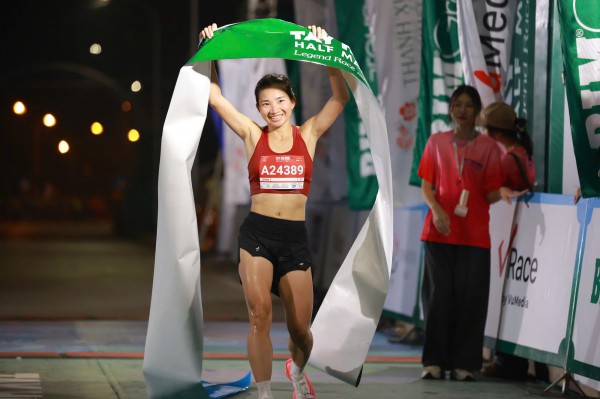 Nguyễn Thị Oanh và Nguyễn Trung Cường xuất sắc giành chức vô địch giải bán marathon Tây Hồ