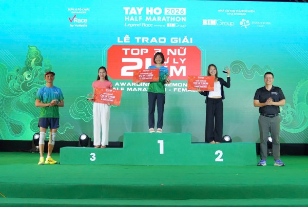 Nguyễn Thị Oanh và Nguyễn Trung Cường xuất sắc giành chức vô địch giải bán marathon Tây Hồ