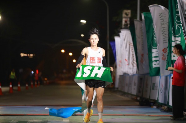 Nguyễn Thị Oanh và Nguyễn Trung Cường xuất sắc giành chức vô địch giải bán marathon Tây Hồ