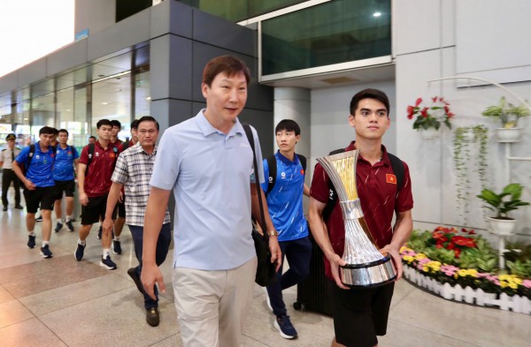 Nóng: FIFA đồng ý cho Lê Giang Patrik khoác áo đội tuyển Việt Nam, ông Kim có hàng thủ lý tưởng Nóng: FIFA đồng ý cho Lê Giang Patrik khoác áo đội tuyển Việt Nam, ông Kim có hàng thủ lý tưởng