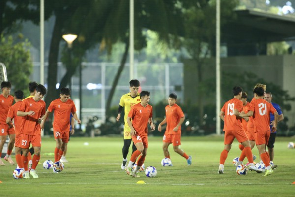 Nóng: Lý Đức bị chấn thương cổ chân, HLV Kim Sang-sik và U.23 Việt Nam ‘nội soi’ Philippines Nóng: Lý Đức bị chấn thương cổ chân, HLV Kim Sang-sik và U.23 Việt Nam ‘nội soi’ Philippines