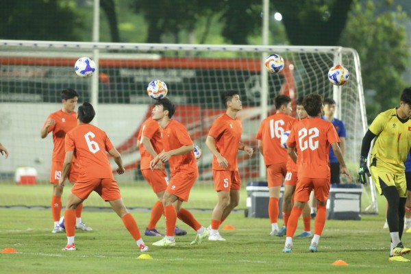 Nóng: Lý Đức bị chấn thương cổ chân, HLV Kim Sang-sik và U.23 Việt Nam ‘nội soi’ Philippines Nóng: Lý Đức bị chấn thương cổ chân, HLV Kim Sang-sik và U.23 Việt Nam ‘nội soi’ Philippines