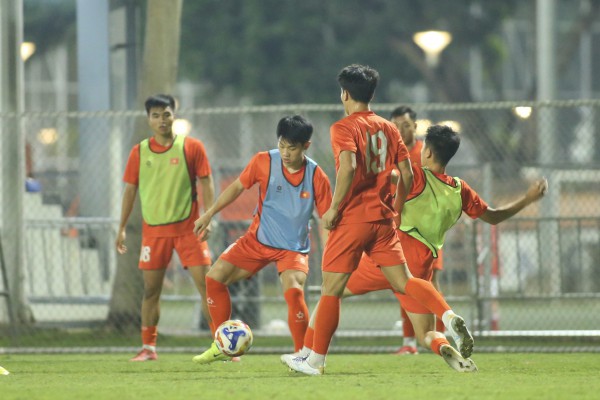 Nóng: Lý Đức bị chấn thương cổ chân, HLV Kim Sang-sik và U.23 Việt Nam ‘nội soi’ Philippines Nóng: Lý Đức bị chấn thương cổ chân, HLV Kim Sang-sik và U.23 Việt Nam ‘nội soi’ Philippines