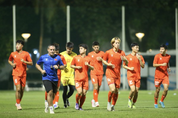 Nóng: Lý Đức bị chấn thương cổ chân, HLV Kim Sang-sik và U.23 Việt Nam ‘nội soi’ Philippines Nóng: Lý Đức bị chấn thương cổ chân, HLV Kim Sang-sik và U.23 Việt Nam ‘nội soi’ Philippines