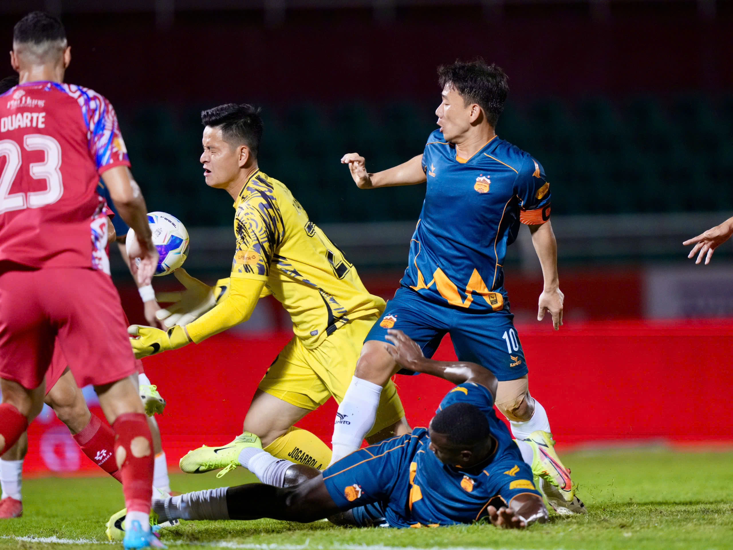 Nóng: Minh Vương ở lại HAGL vì bầu Đức, tương lai mùa sau còn bỏ ngỏ Nóng: Minh Vương ở lại HAGL vì bầu Đức, tương lai mùa sau còn bỏ ngỏ