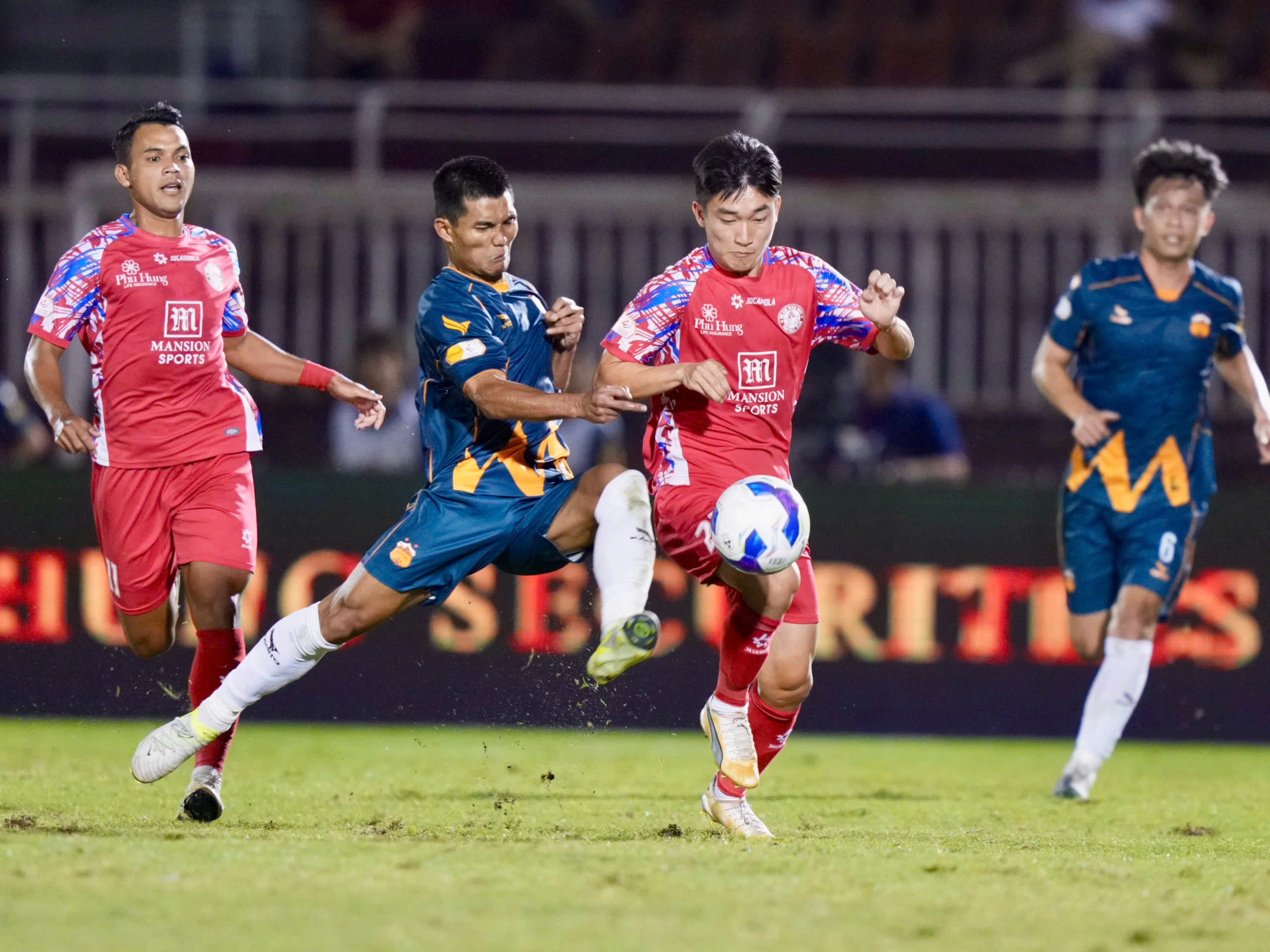 Nóng: Minh Vương ở lại HAGL vì bầu Đức, tương lai mùa sau còn bỏ ngỏ Nóng: Minh Vương ở lại HAGL vì bầu Đức, tương lai mùa sau còn bỏ ngỏ