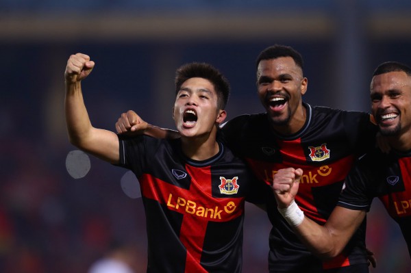 Nửa đội U.23 Việt Nam đua trụ hạng V-League: HLV Kim Sang-sik nên... vui, tại sao?