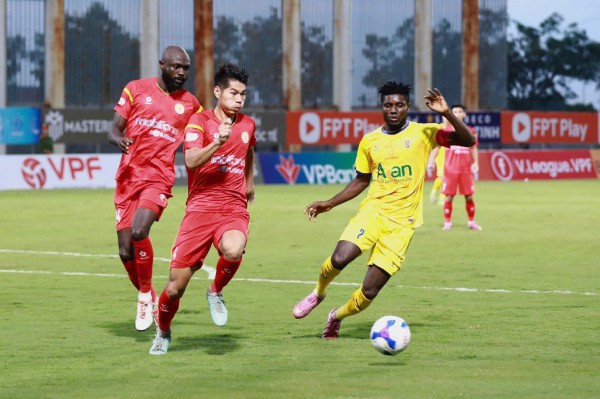 PVF-CAND tạo sốc lớn, ‘song sát’ ngoại binh đánh bại SLNA: Lời chào V-League còn gì ngọt ngào hơn!