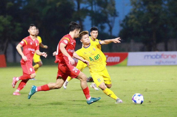 PVF-CAND tạo sốc lớn, ‘song sát’ ngoại binh đánh bại SLNA: Lời chào V-League còn gì ngọt ngào hơn!