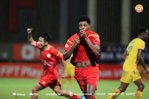 PVF-CAND tạo sốc lớn, ‘song sát’ ngoại binh đánh bại SLNA: Lời chào V-League còn gì ngọt ngào hơn!