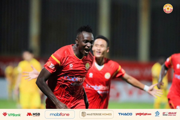 PVF-CAND tạo sốc lớn, ‘song sát’ ngoại binh đánh bại SLNA: Lời chào V-League còn gì ngọt ngào hơn!